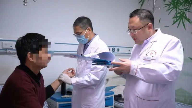 刘伟敬主任正在为患者分析病情